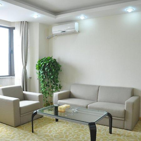 Super 8 Hotel Qingdao Railway Station Gui Zhou Road Exterior photo