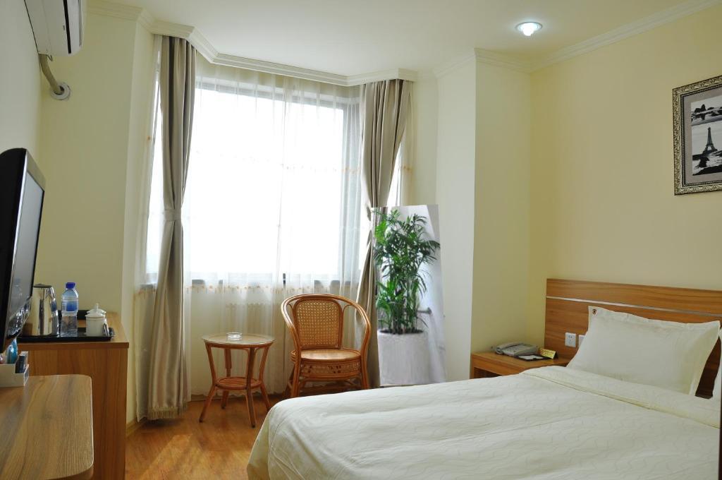 Super 8 Hotel Qingdao Railway Station Gui Zhou Road Exterior photo